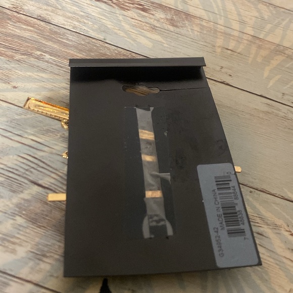 Guess gold tone set of 3 hair clips - Picture 2 of 2